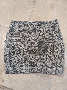 Vintage women’s 100% linen skirt in size 10. Features a black-and-tan abstract